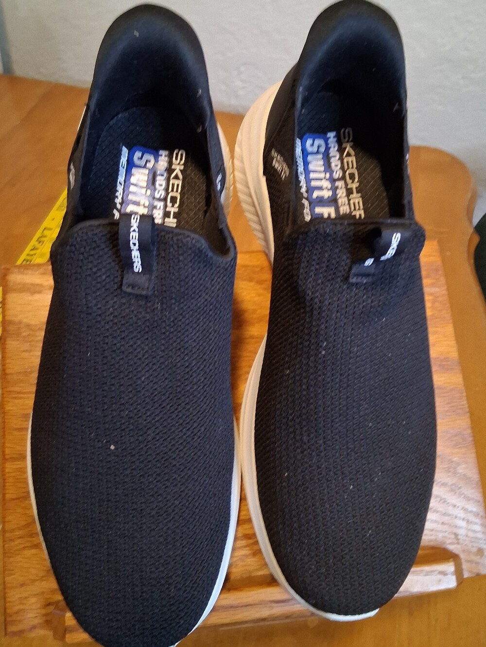 Skechers Men’s Hands Free Swift Fit Black Sneakers with White Sole Sz 8